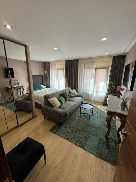 Piso De Dos Dormitorios Con Reforma De Diseno Сан-Фелиу-де-Гишольс Экстерьер фото